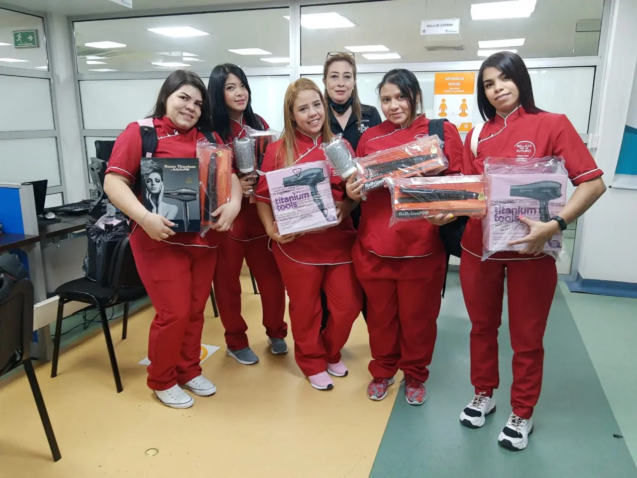 Estudiantes del curso técnico en peluquería sena